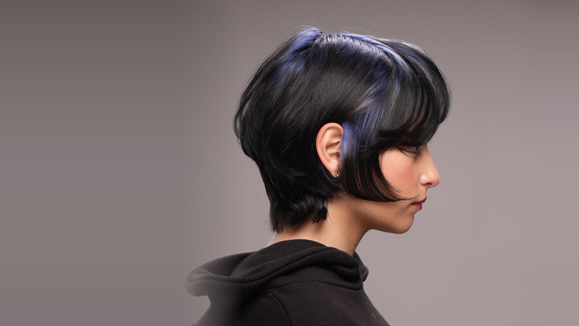 Taglio corto con riflessi viola e blu, Luxury Style parrucchiere Catania