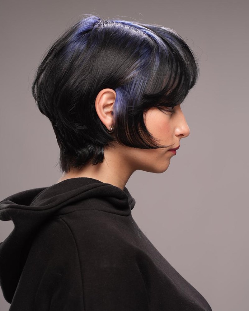 Taglio corto con riflessi viola e blu